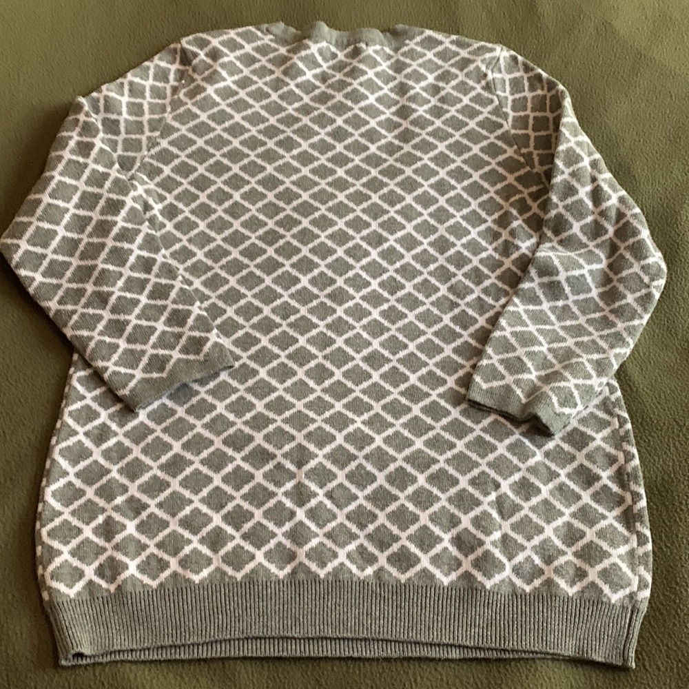 Liz Claiborne gray and white sweater. Size Tall Medium. 3/4 length sleeves. - Picture 3 of 3